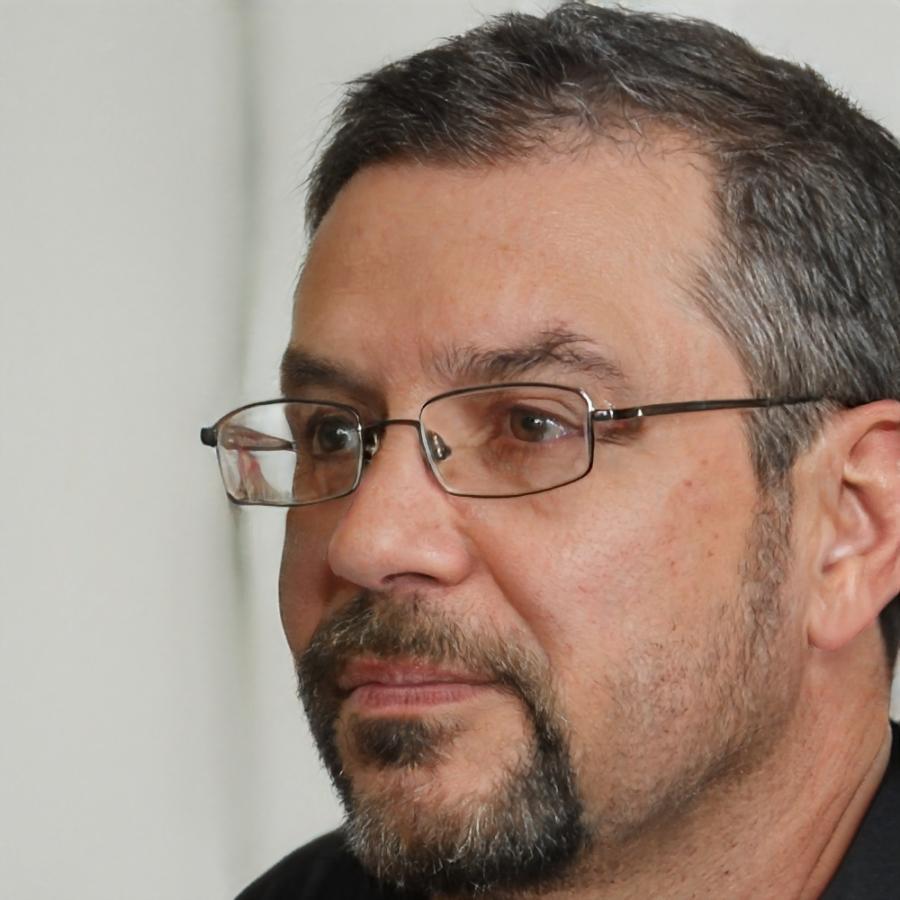 Retrato profesional de Esteban Morales